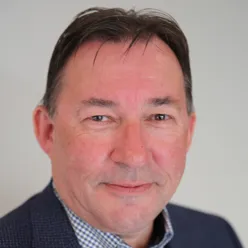 En mann med kort hår