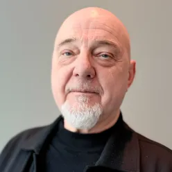 En mann med hvitt skjegg