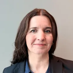 En kvinne med langt brunt hår