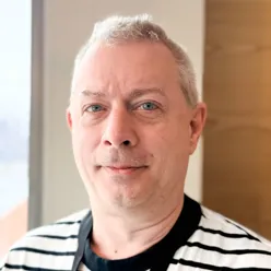 En mann med stripete skjorte