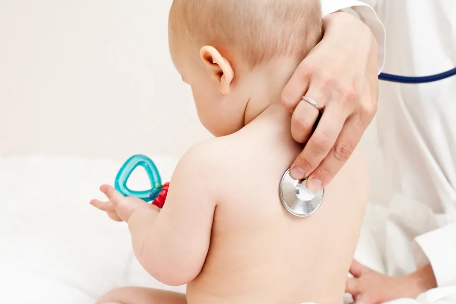 En baby med et stetoskop rundt halsen