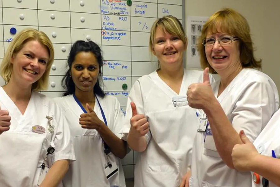 Sykepleier Siv Andreassen (t.v), lege Devi Sundaram, hjelpepleier Anita Edvardsen, postvert Bjørghi