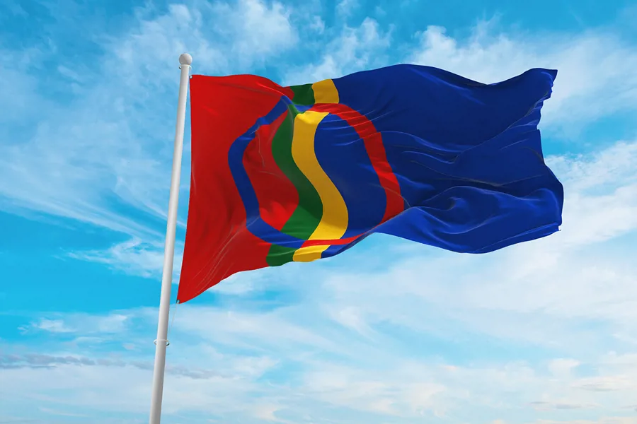 Det samiske flagget vaier i vind.