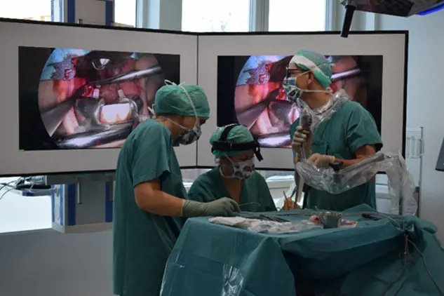 Leger som øver på operasjon av halsmandler ved hjelp av video.