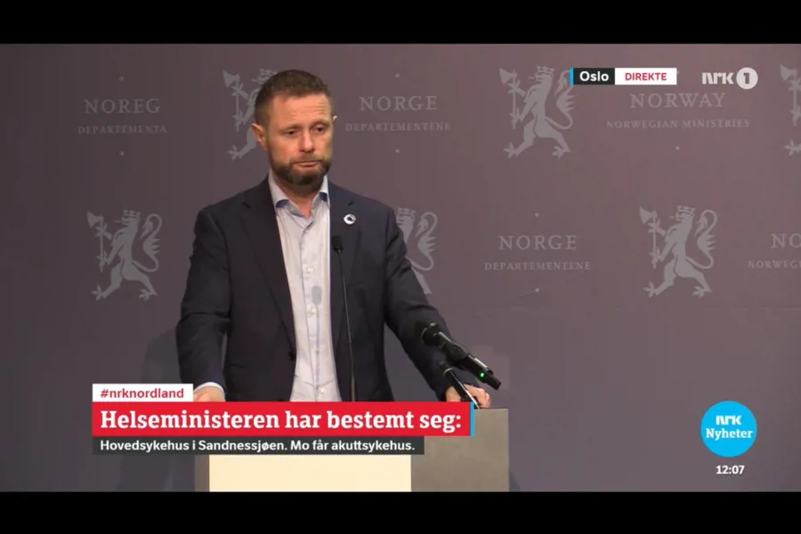 Skjermdump fra NRK Nordlands nett-tv-sending fra Høies pressekonferanse.
