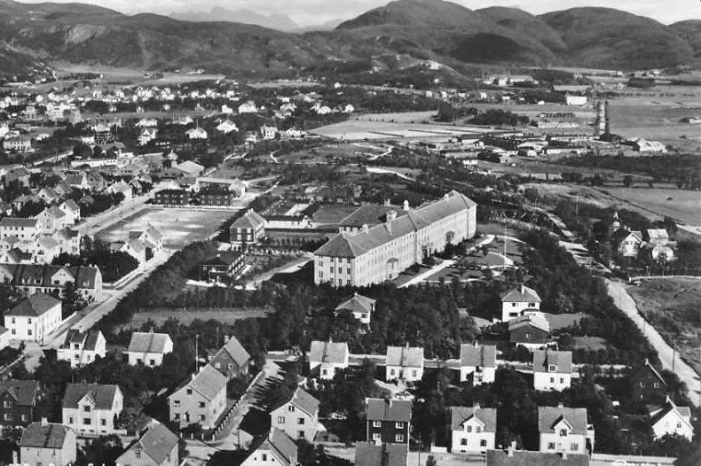 Et svart-hvitt bilde av en by