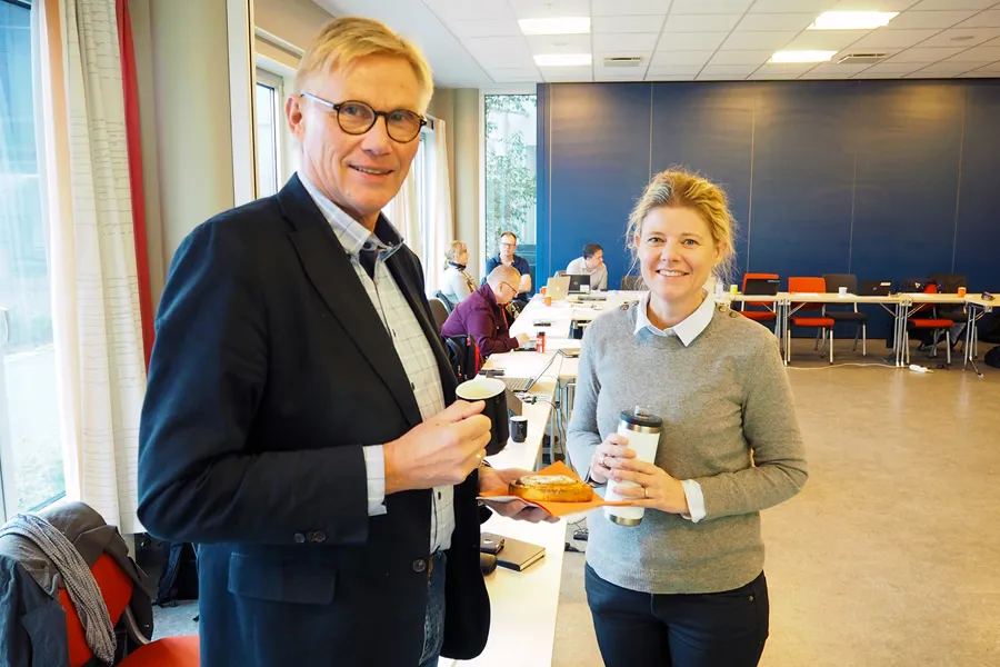 Helge Torgersen og prosjektleder Liz Tandberg fra Deloitte.