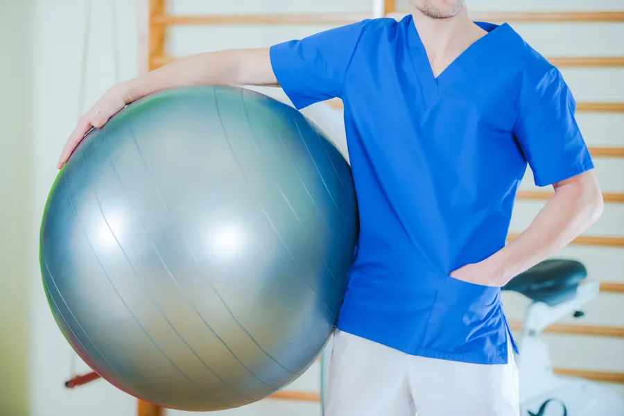 Fysioterapeut holde ball under armen