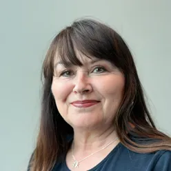 En kvinne med langt hår