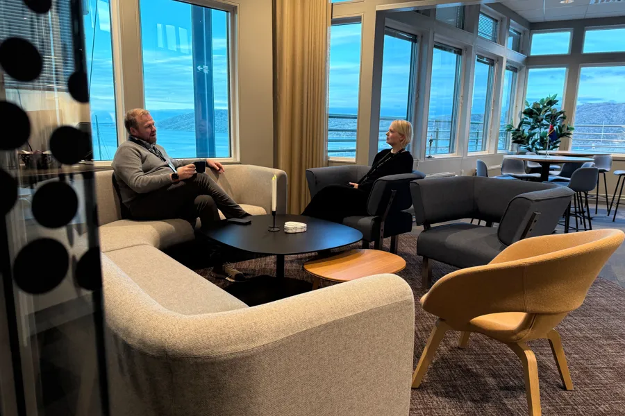 To mennesker i pauseområde