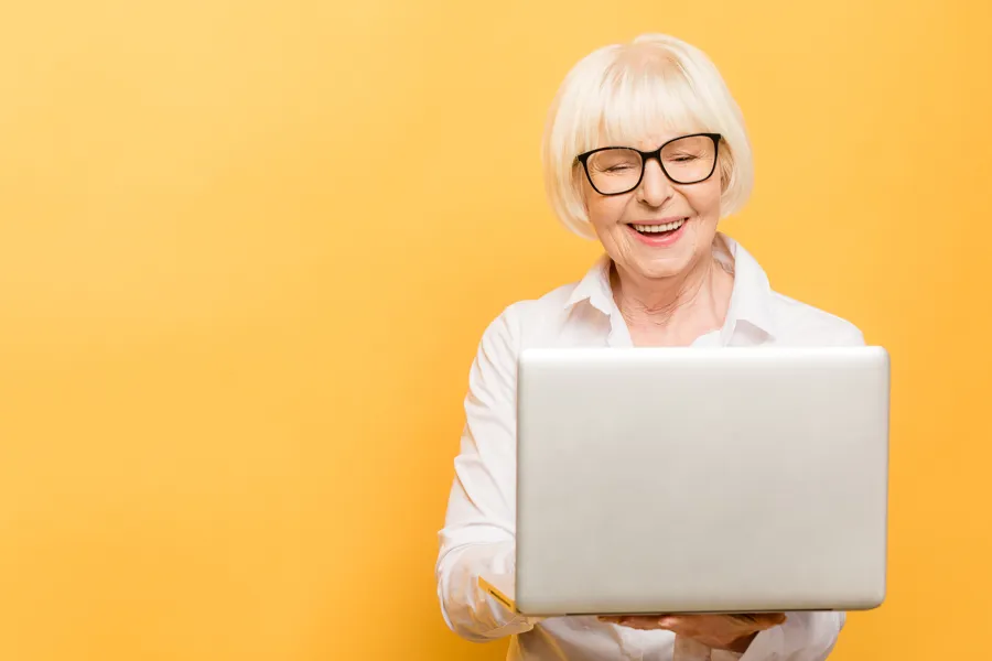 En kvinne som bruker briller